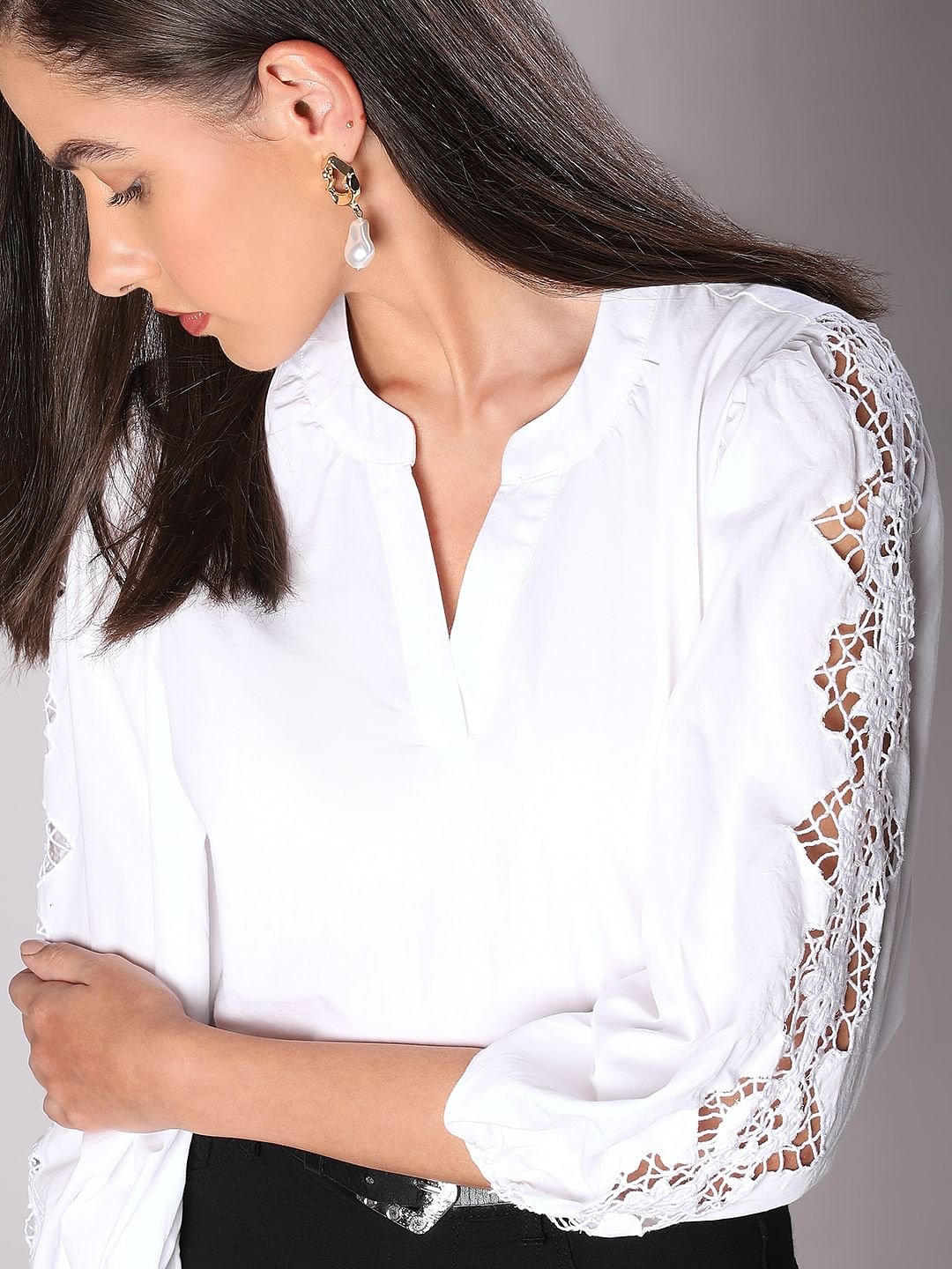WHITE V-NECK TOP