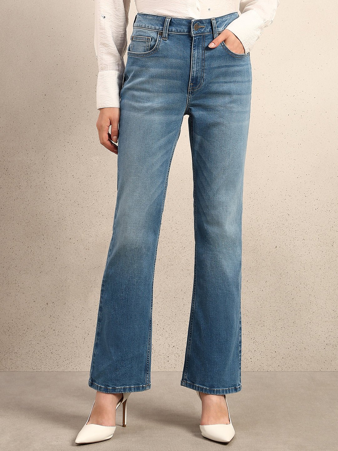 LIGHT BLUE MID RISE BOOTCUT JEANS