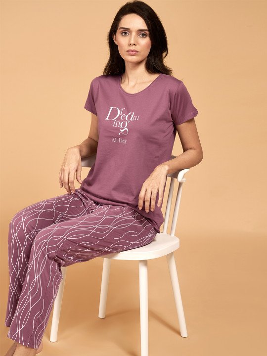 Women Pure Cotton Typography Printed Night suit