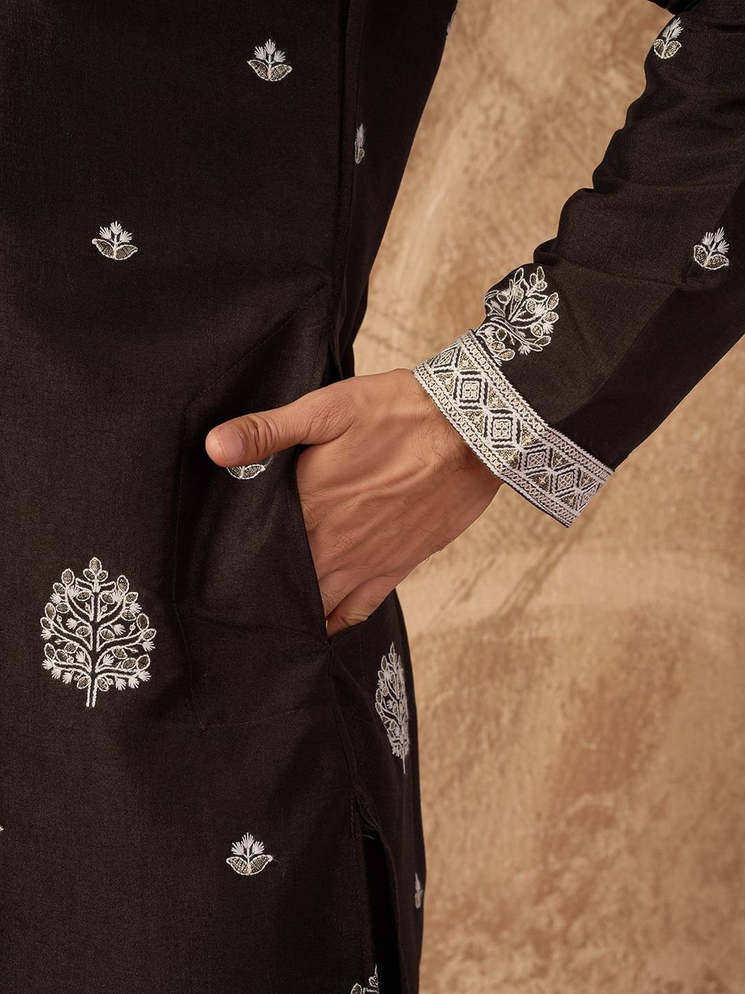 House of Pataudi Embroidered Cotton Mandarin Collar Knee Length Straight Kurta - Image 3