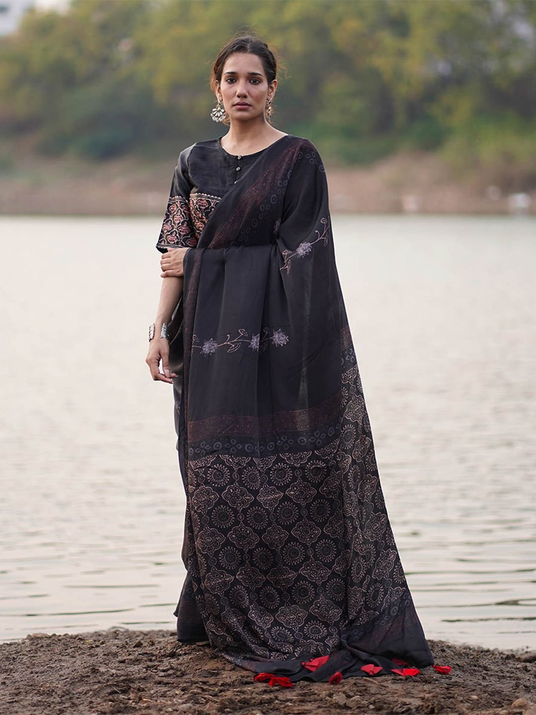 Ethnic Motifs Printed Block Print Saree With Blouse Piece