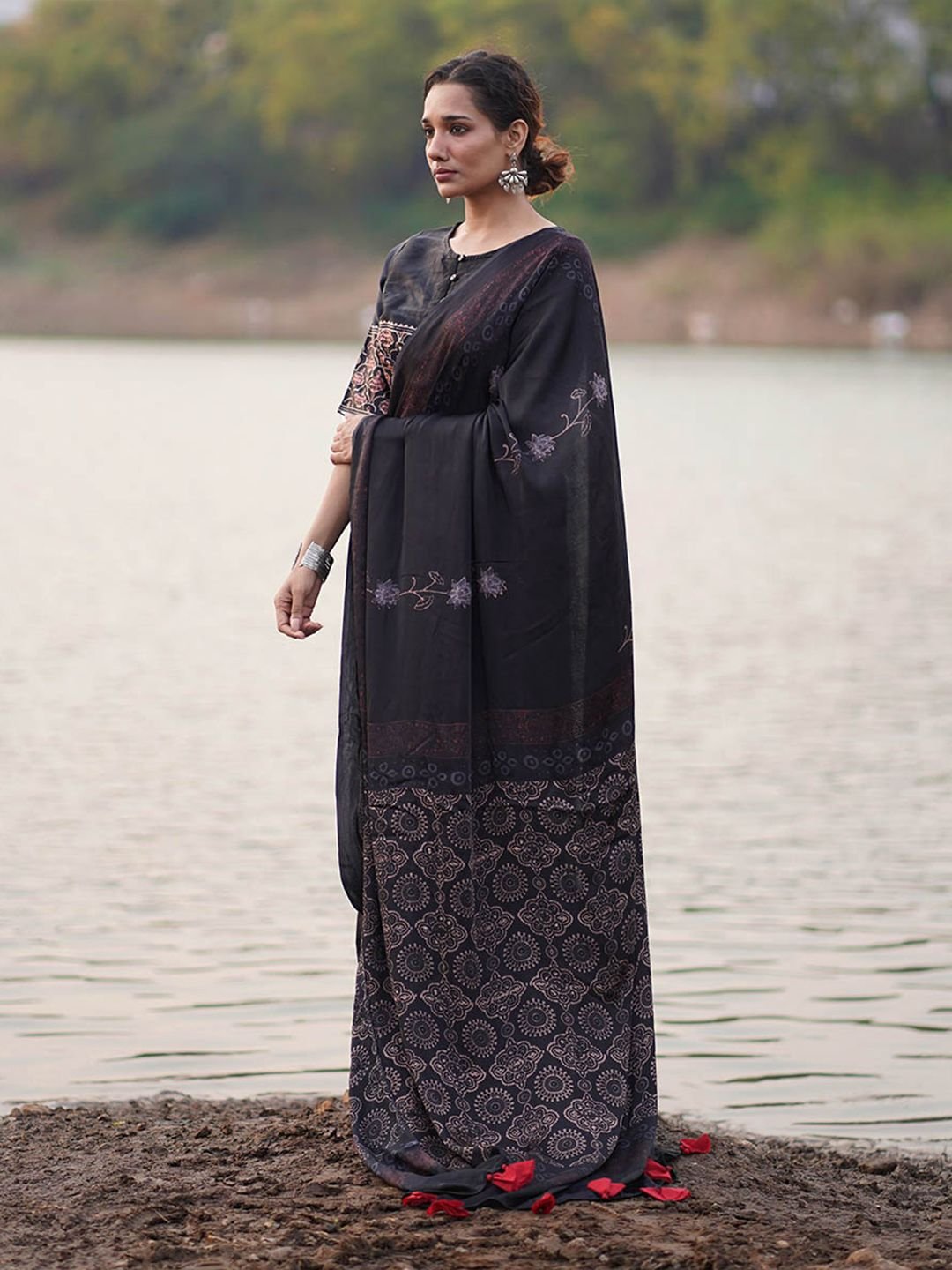 Ethnic Motifs Printed Block Print Saree With Blouse Piece - Image 2