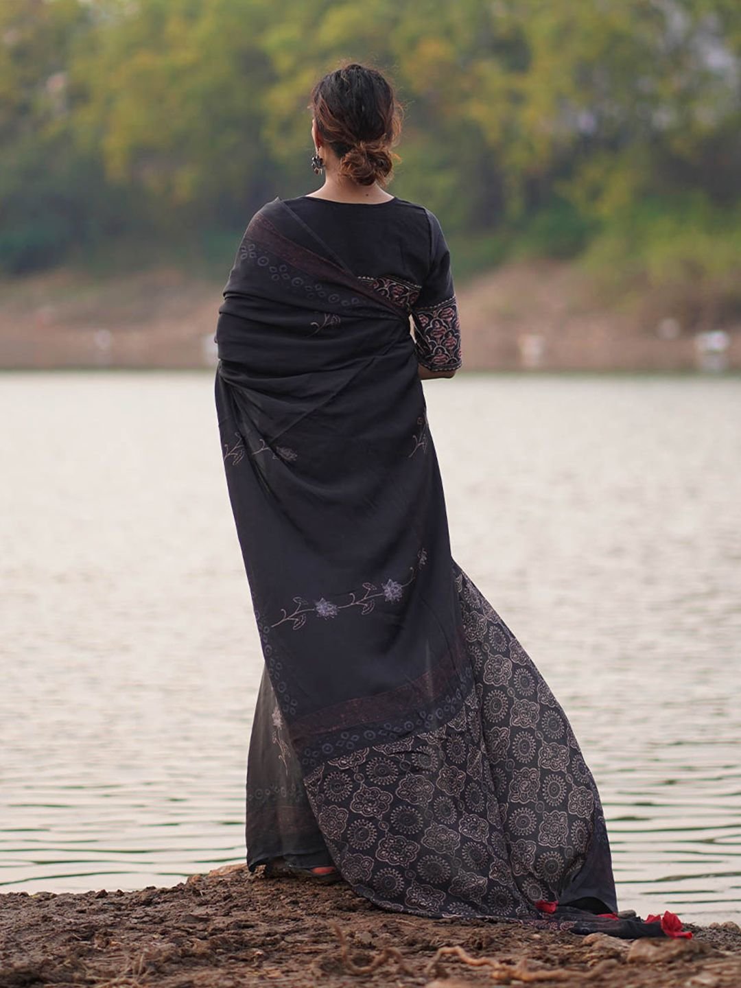 Ethnic Motifs Printed Block Print Saree With Blouse Piece - Image 3