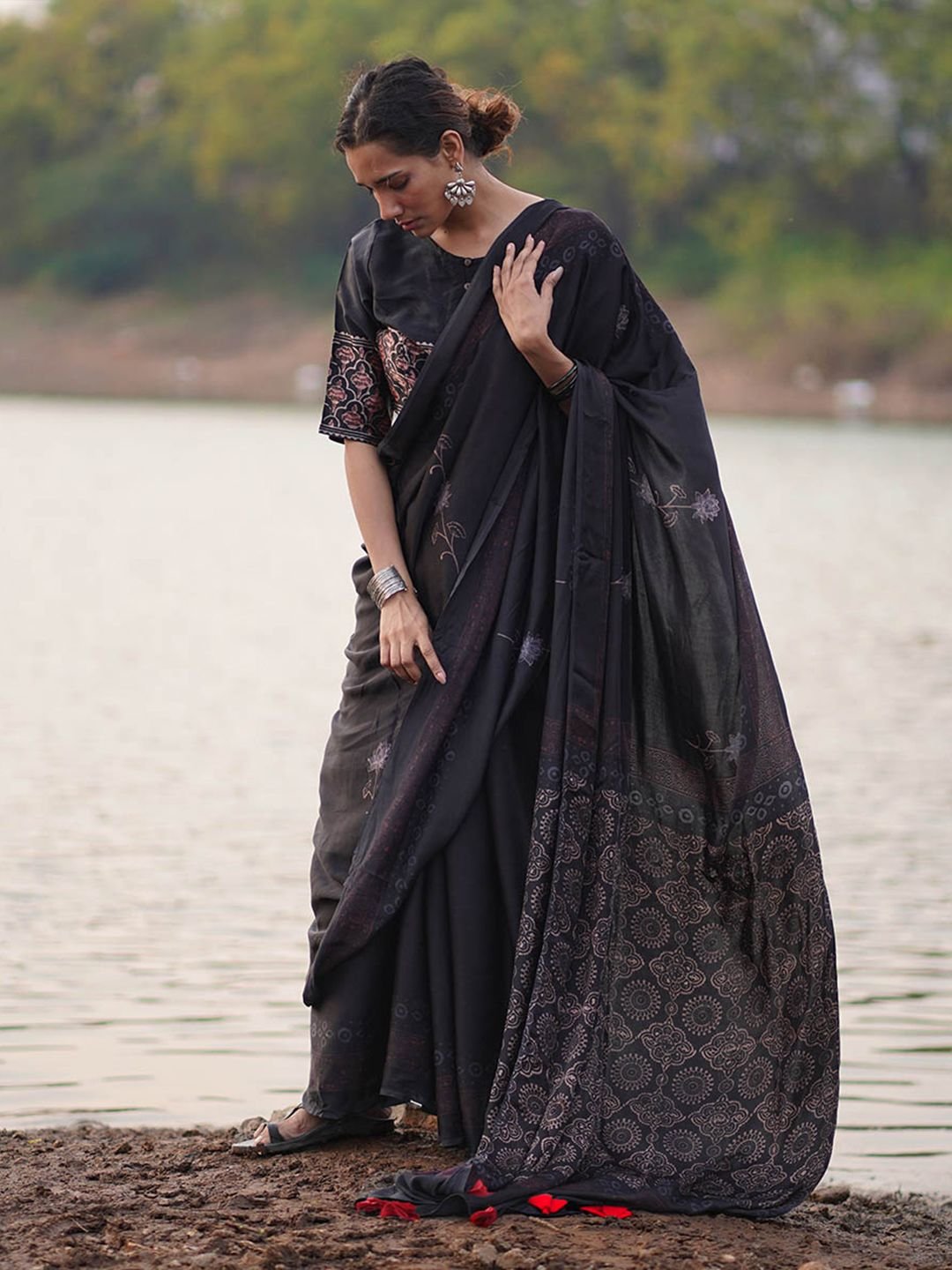 Ethnic Motifs Printed Block Print Saree With Blouse Piece - Image 4