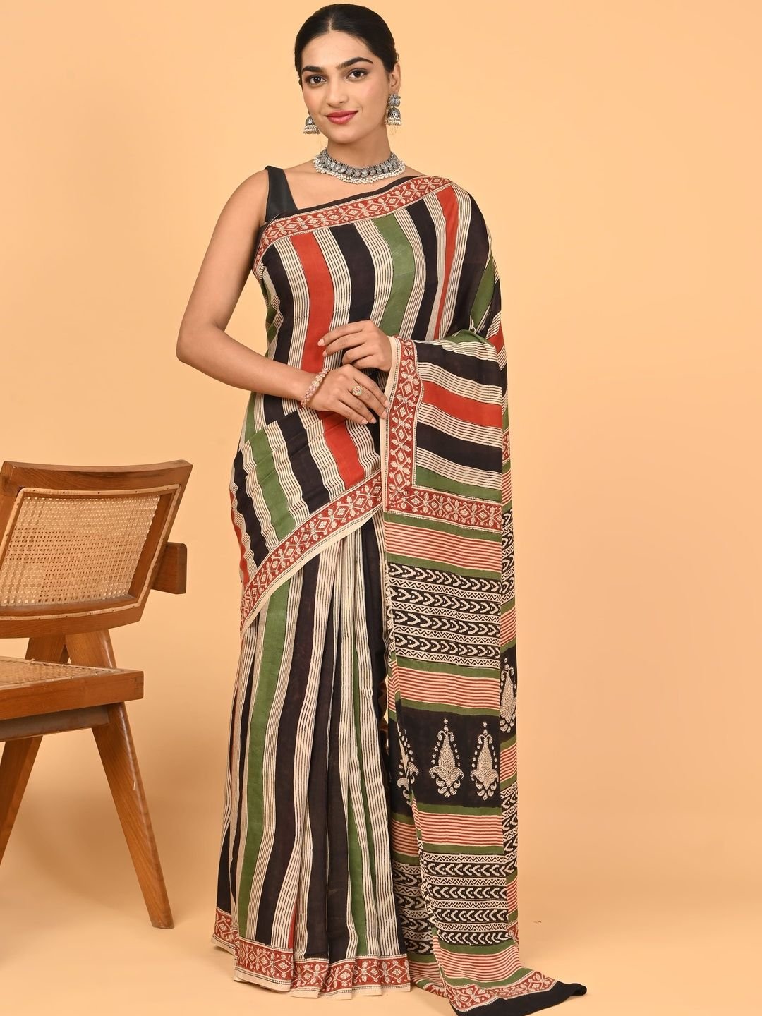 Ushvii Ushvii Ethnic Motifs Saree - Image 3