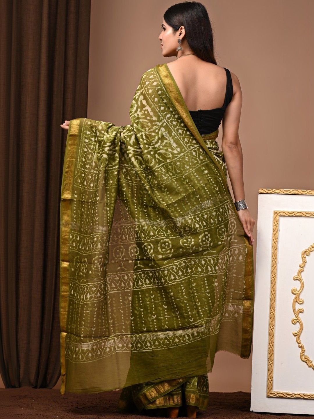 Ikat Printed Maheshwari Saree With Zari Border & Unstitched Blouse - Image 2