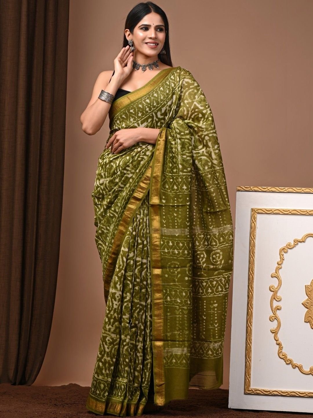 Ikat Printed Maheshwari Saree With Zari Border & Unstitched Blouse - Image 3