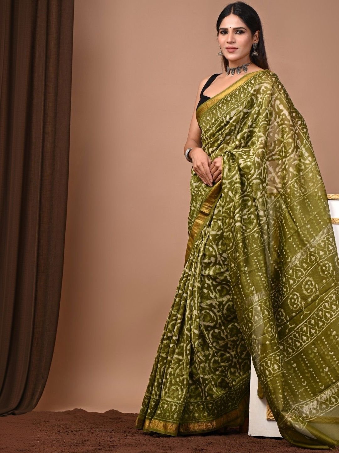 Ikat Printed Maheshwari Saree With Zari Border & Unstitched Blouse - Image 4