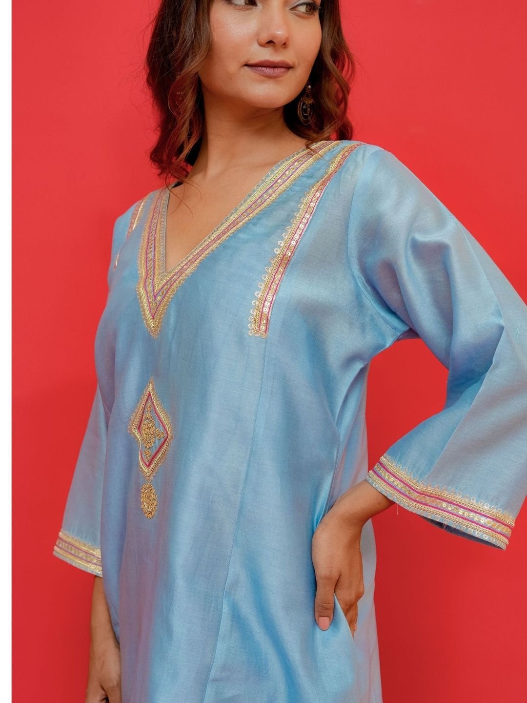 AMAHI Ethnic Motifs Embroidered V-Neck Thread Work Chanderi Silk Handloom Thread Work Kurti - Image 3