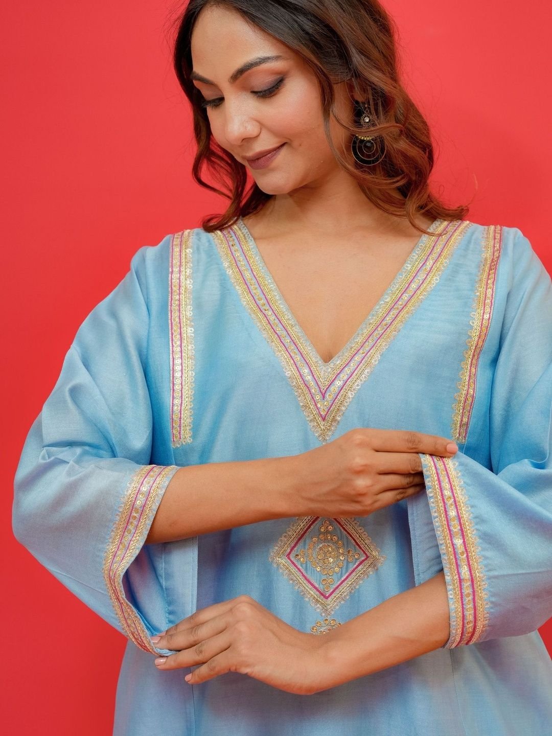 AMAHI Ethnic Motifs Embroidered V-Neck Thread Work Chanderi Silk Handloom Thread Work Kurti - Image 4