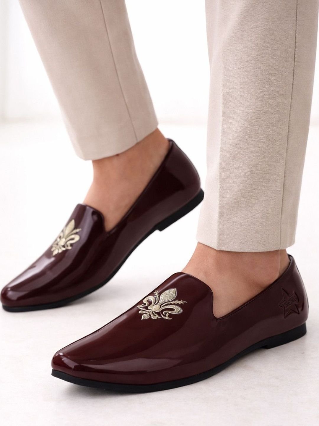 Men Embroidered Round Toe Memory Foam Mojaris