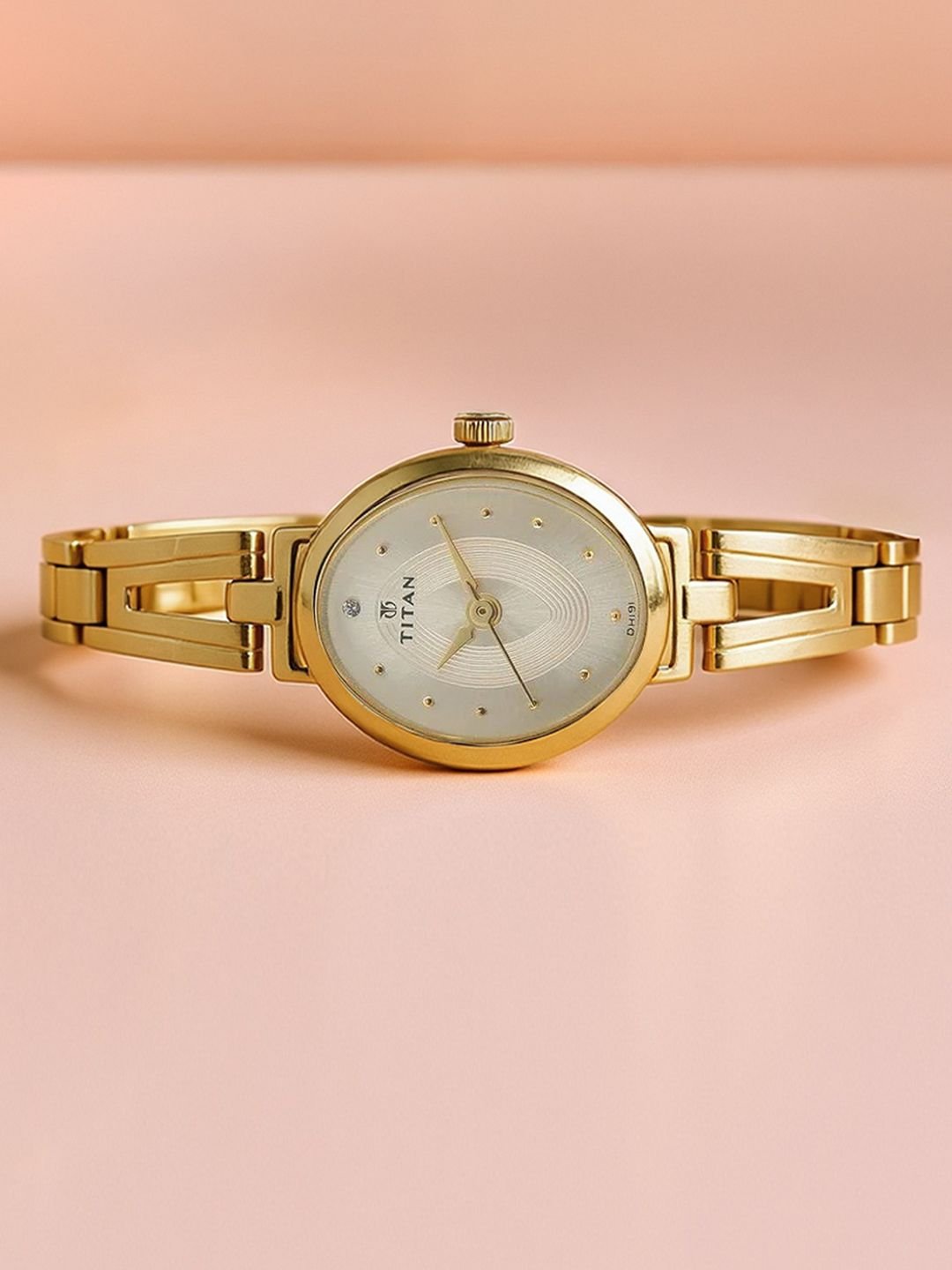 Titan Karishma Quartz Analog With Champagne Dial Watch For Women - Nm2594ym01