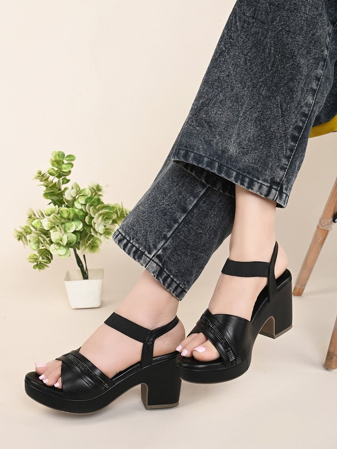 XE Looks Attractive And Stylish With Ankle Straps Block Heel