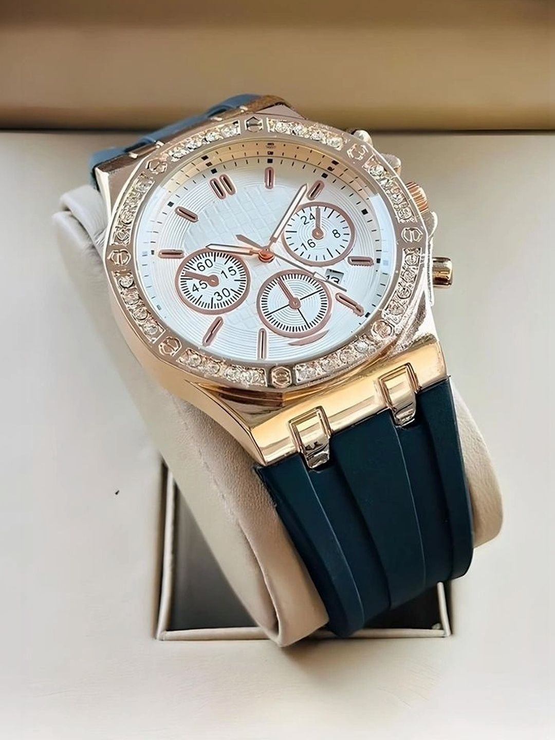 Men Dial & Straps Analogue Chronograph Watch - Image 4